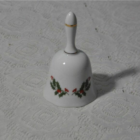Lovely Matching Set of 4 Porcelain Christmas Items with Holly Motif - Picture 6 of 7